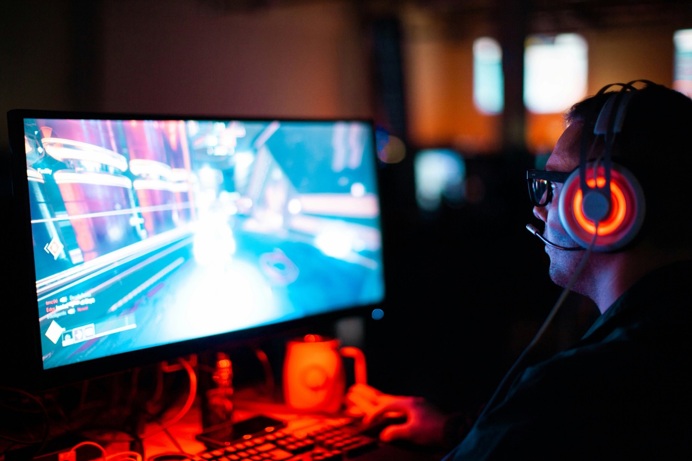 Gamer mit Headset vor dem Bildschirm